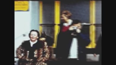 TYROL, AUSTRIA ŞUBESİ 1964: 60 'larda bir grup insan açık hava kış kenti