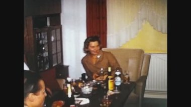 BERLİN, ALMANLIK 1964: 60 'larda evde aile yemeği kutlaması