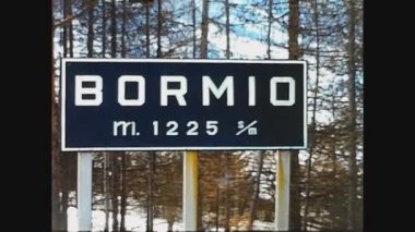 BORMIO, İTALYA 14 ARALIK 1970: 70 'lerde Bormio Caddesi tabelası