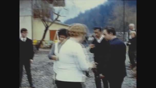 Dolomiti Itália Novembro 1967 Pessoas Aldeia Rural Nos Anos — Vídeo de Stock