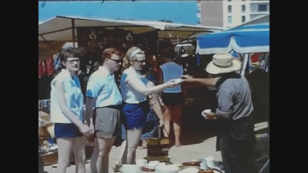 Lloret Mar Espanha Junho 1965 Pessoas Nas Barracas Mercado Rua — Vídeo de Stock