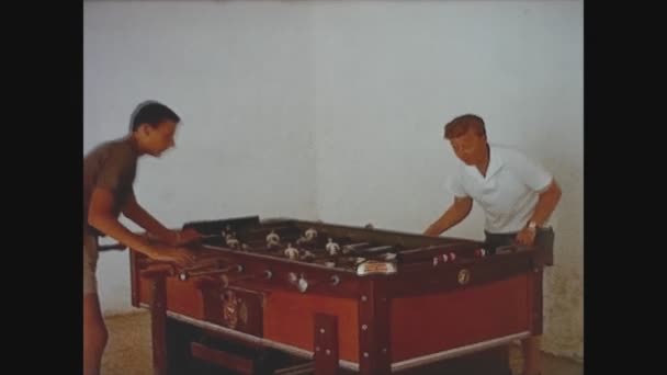 ロレット スペイン1965年6月 少年たちが60代で卓球サッカーをする — ストック動画