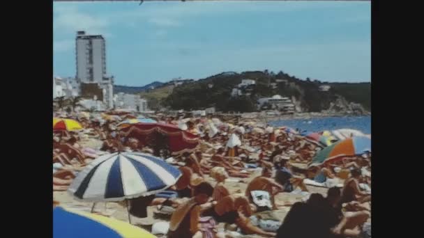 Lloret Mar Spanyolország 1965 Június Tengerpart Tele Emberekkel Években — Stock videók
