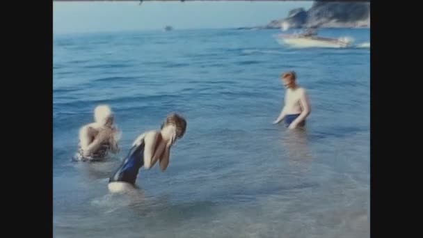 Lloret Mar España Junio 1965 Los Turistas Bañan Mar Los — Vídeo de stock