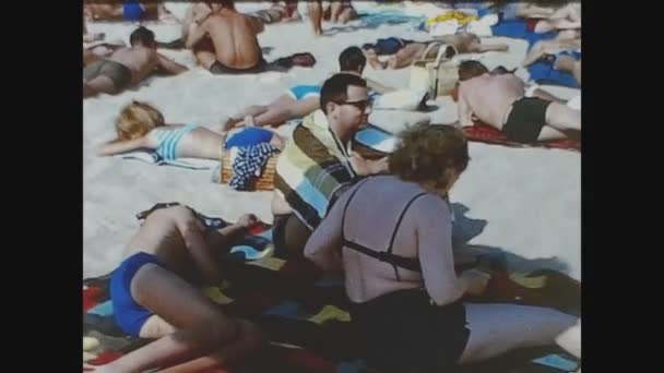 Lloret Mar Spanyolország 1965 Június Tengerpart Tele Emberekkel Években — Stock videók