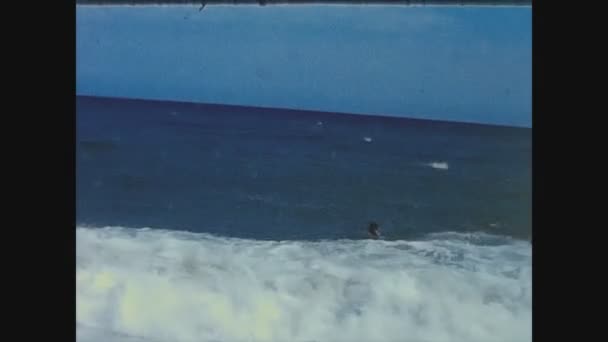 Lloret Mar Spain June 1965 游客们在60年代的海里沐浴 — 图库视频影像