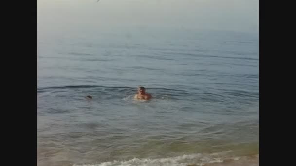 Lloret Mar Spagna Giugno 1965 Turisti Fanno Bagno Nel Mare — Video Stock