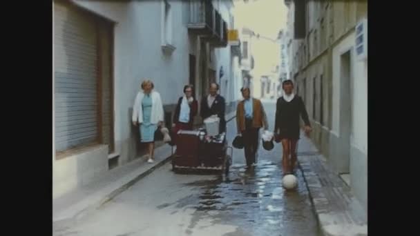 Lloret Mar Spain June 1965 Люди Тротуарі Багажу — стокове відео