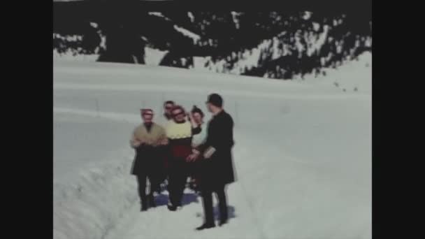 Tyrol Rakousko February 1964 Lidé Sdružují Sněhovou Dovolenou Horách Letech — Stock video