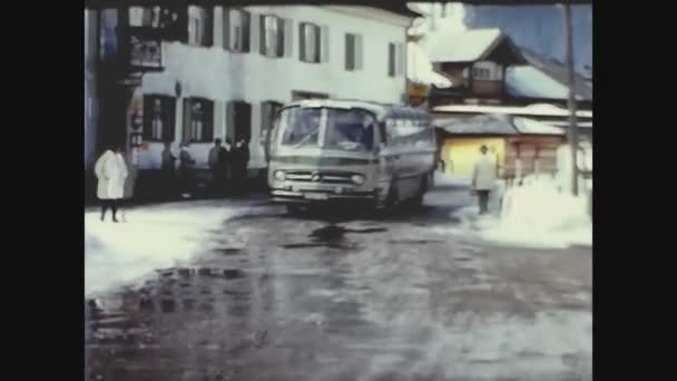 Tirol Áustria Fevereiro 1964 Ônibus Que Chega Década Rua Cidade — Vídeo de Stock