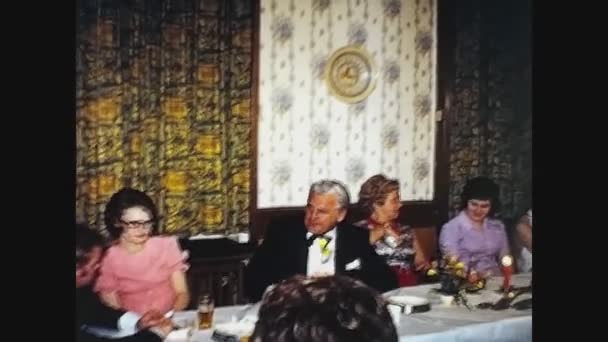 Berlino Germania Marzo 1964 Pranzo Famiglia Ristorante Negli Anni — Video Stock