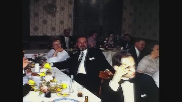 ベルリン ドイツ1964年3月 60代のレストランで家族ランチのお祝い — ストック動画