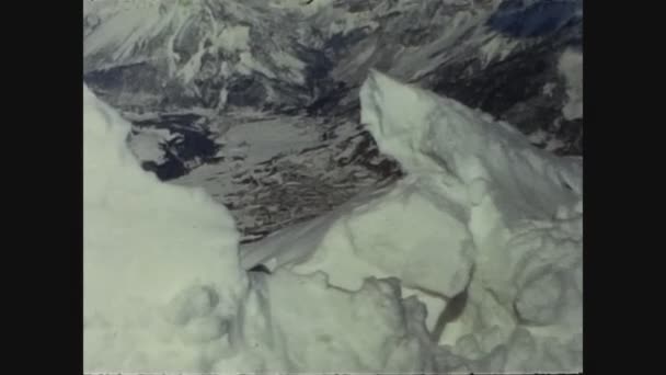 1970年12月14日 意大利博尔米奥 70年代白雪覆盖的阿尔卑斯山峰 — 图库视频影像