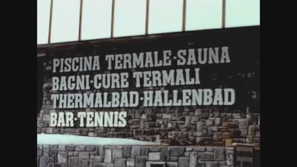 1970年 昭和45年 12月14日イタリア ボルミオ 70年代に英語でピシーナ ターメールサウナ棟 温水プール サウナ棟 — ストック動画