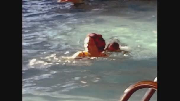 1970年12月14日 意大利博尔米奥 70年代 人们在室内游泳池游泳 — 图库视频影像