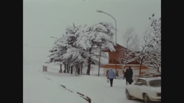 Bormio Ιταλια Δεκεμβριου 1970 Χιονισμένο Ορεινό Χωριό Στη Δεκαετία Του — Αρχείο Βίντεο