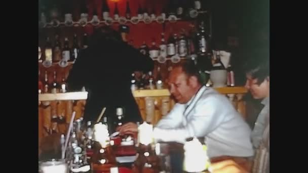 Bormio Itália Dezembro 1970 Taverna Pessoas Bebem Comemorar Nos Anos — Vídeo de Stock
