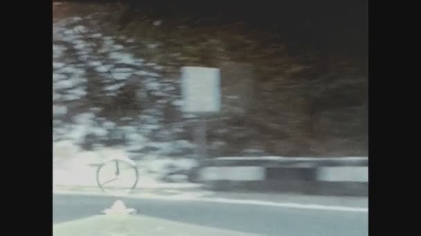 路加诺 瑞士1963年 驾驶60年代带有引擎盖标志的奔驰汽车 — 图库视频影像