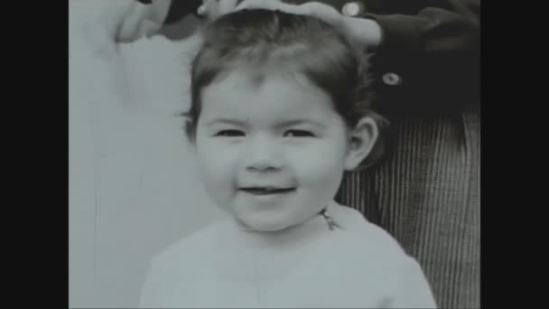 Berlino Germania Aprile 1960 Bambine Pettinano Capelli Negli Anni — Video Stock