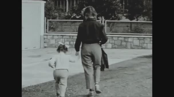 Берлін Німеччина Квітня 1960 Року Маленькі Дівчатка Покидають Будинок Через — стокове відео