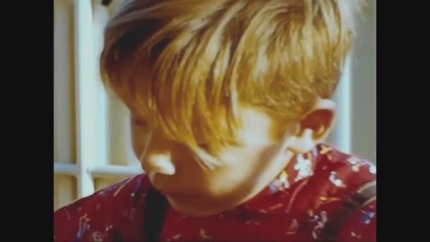 Berlin Γερμανια Απριλιου 1960 Παιδί Κλείνει Πορτραίτο Του Στη Δεκαετία — Αρχείο Βίντεο