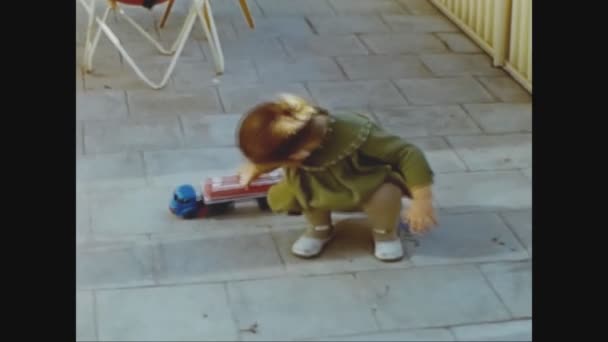 Berlín Německo Dubna 1960 Dětská Hra Hračkami Doma Letech — Stock video