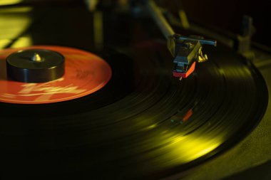 Düşük ışık resimli vinil kayıt detaylarıyla donatılmış tablo