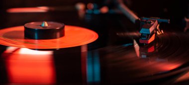 Plak tablosundaki vinil kaydındaki iğne detayı, yansımalı düşük ışık görüntüsü