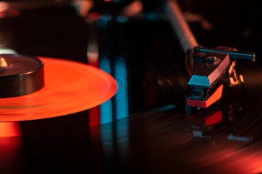 Plak tablosundaki vinil kaydındaki iğne detayı, yansımalı düşük ışık görüntüsü