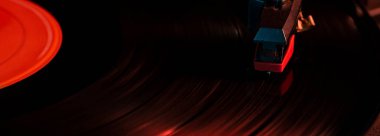 Plak tablosundaki vinil kaydındaki iğne detayı, yansımalı düşük ışık görüntüsü