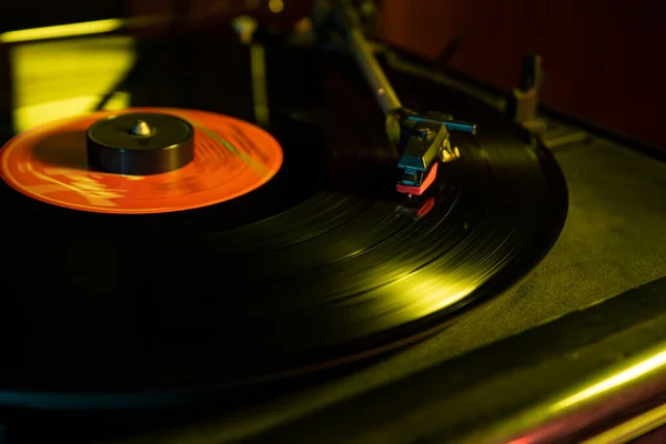 Otočný Stůl Vinylovým Záznamem Obrázku Slabého Světla — Stock fotografie