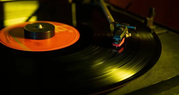 Otočný Stůl Vinylovým Záznamem Obrázku Slabého Světla — Stock fotografie