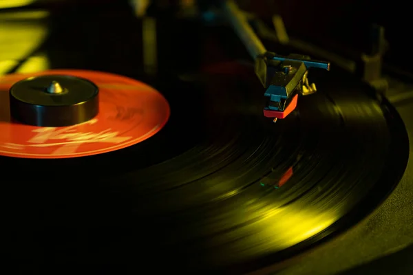 Giradischi Con Disco Vinile Foto Bassa Luminosità — Foto Stock