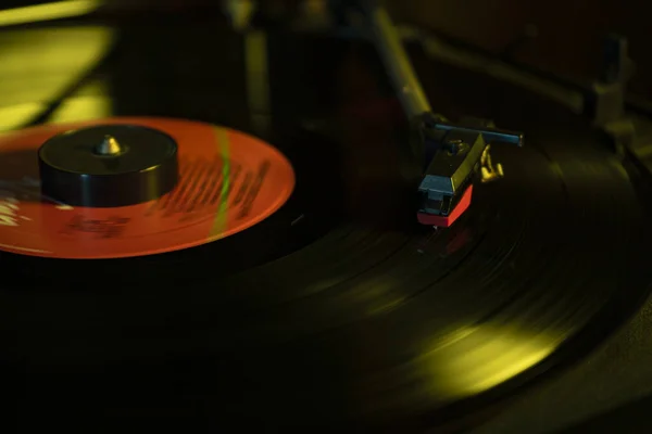 Plaque Tournante Avec Disque Vinyle Détail Dans Image Faible Luminosité — Photo