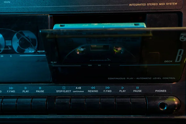 Inserire Cassetta Musicale Nel Vecchio Lettore Cassette — Foto Stock