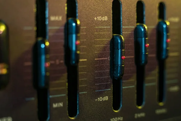 Eski Bir Stereo Ekipmanında Ses Ekolayzır Denetleyici Detayı — Stok fotoğraf
