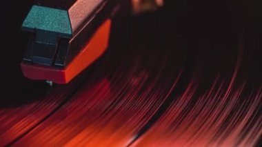 Plak tablosundaki vinil kaydındaki iğne detayı, yansımalı düşük ışık görüntüsü