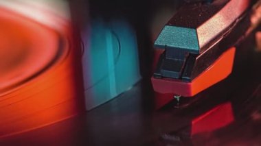 Plak tablosundaki vinil kaydındaki iğne detayı, yansımalı düşük ışık görüntüsü