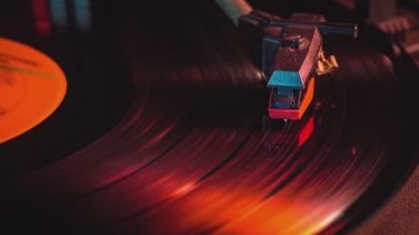 LP Vinil plak döner tablosu düşük ışıkta çalsın