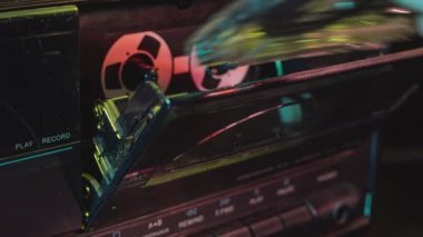 Müzik kasetini eski kasetçalara yerleştir