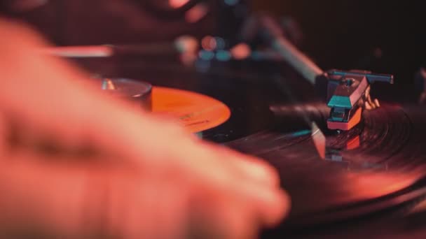 Vinyl Scratch Disc Bei Einer Party Der Nacht — Stockvideo