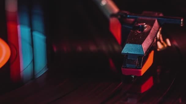 Vinilo Tocadiscos Récord Jugar Con Poca Luz — Vídeo de stock