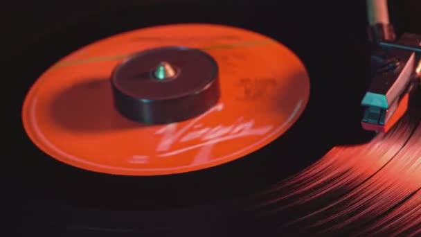 Milan Olaszország 2021 Szeptember Vinyl Lemezjátszó Alacsony Fényviszonyok Mellett — Stock videók