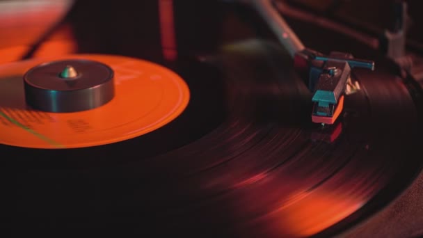 Plaque Tournante Avec Disque Vinyle Détail Dans Image Faible Luminosité — Video