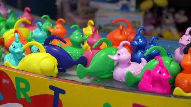 Roma, İtalya 27 Ekim 2025: Parlak renkli plastik ördekler su kanalı boyunca klasik bir kancayla ördek oyunu oynuyorlar. Lunaparkta ya da lunaparkta eğlence merkezi