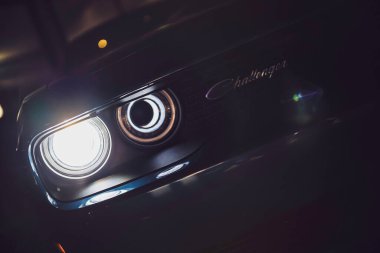 Este, İtalya 28 Ekim 2025: Karanlığı aydınlatan, otomotiv gücünü, modern tasarımı ve gece sürüşünü gösteren araba farlarından kaçın.