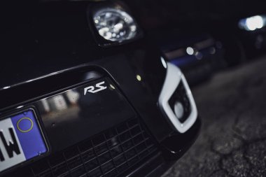 Este, italyan 28 Ekim 2025: Renault klitorisinin ön tamponunda Rs rozeti, far, ızgara ve şehir plakası var.