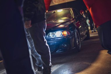 Este, italyan 28 Ekim 2025: bmw e39 sedan modifiye edilmiş farlar ile bir gece şehir arabaları buluşmasında hayranlar tarafından hayran olunan, özel yapım ayarlama ve ön ışıklar