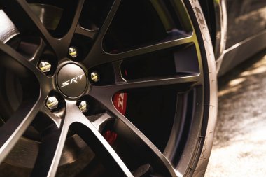Milan, İtalya, 28 Ekim 2025: Dodge Challenger Srt Wheel 'in yakın görüntüsü, siyah jant ve kırmızı brembo fren ayarlayıcısı, güç ve performans kalibreleri.