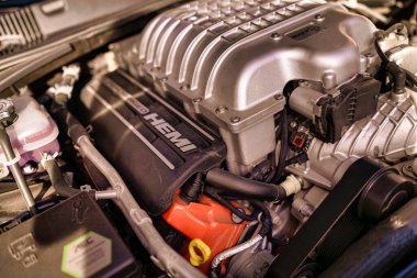 Milan, İtalya, 28 Ekim 2025: süper şarjlı Hemi V8 motor bölümü, yüksek performanslı bileşenlerin yakın çekimi, kemerler, kablolama ve metal detaylar güç ve mühendislik gösteriyor